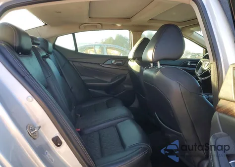 2017 Nissan Maxima 3.5S z USA, uszkodzony, nr VIN 1N4AA6AP7HC394161